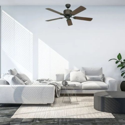  ventilateur de plafond marron dans un salon moderne blanc